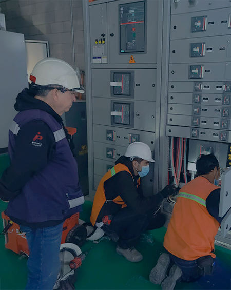 Ingenieros trabajando en un panel eléctrico