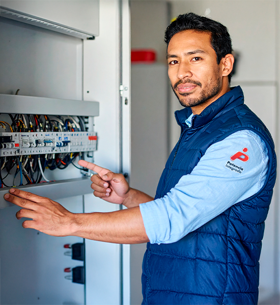 Ingeniero señalando tablero eléctrico