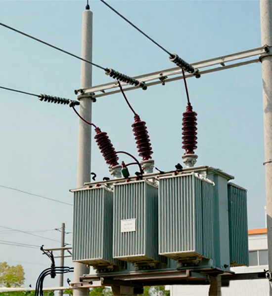Transformador eléctrico en poste