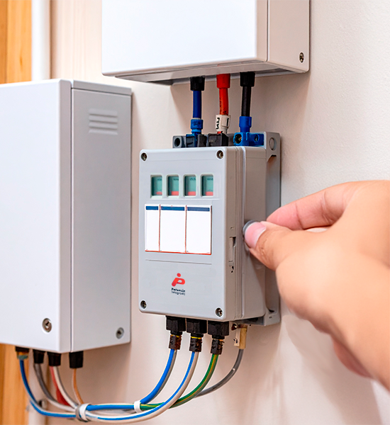 Mano ajustando un regulador de voltaje