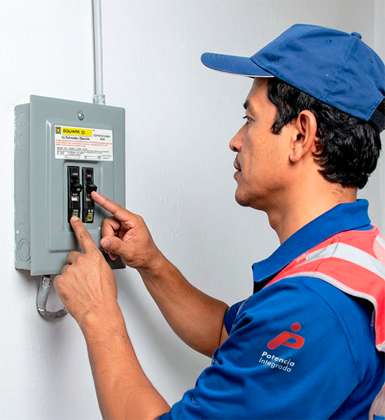 Técnico apagando un breaker